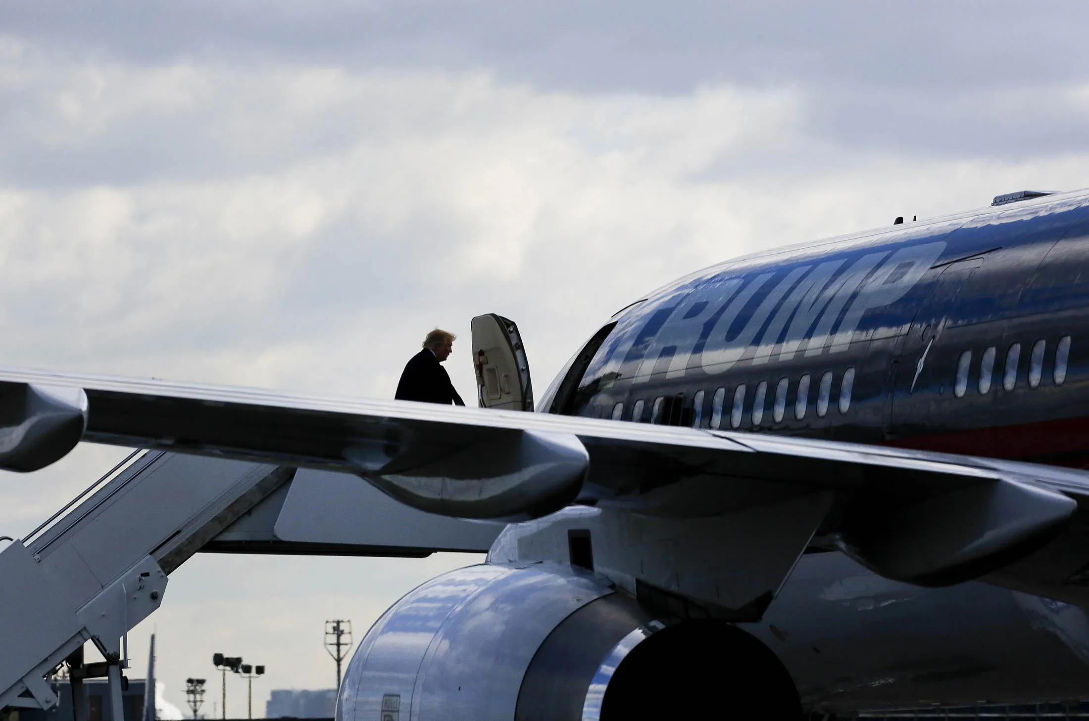 1486087273_trump airplane