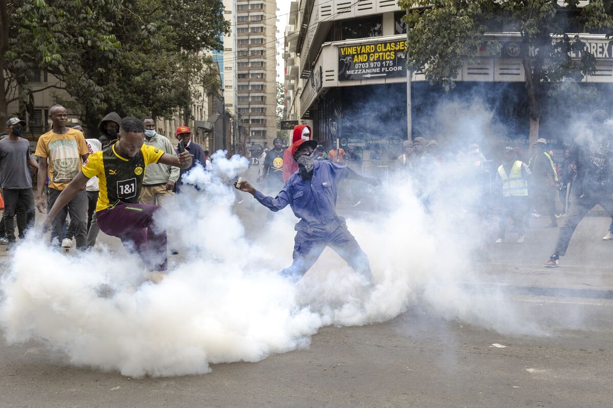 🟪"Violenza in Kenya: Attacco di motociclisti armati sulle folle in protesta contro gli abusi della polizia"
