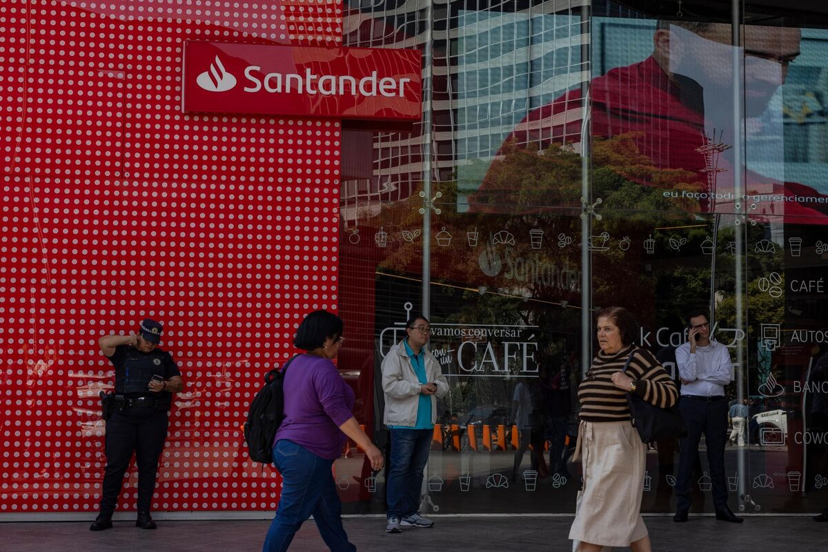 Santander Brasil Troubles Push Value Gap With Parent to Record
