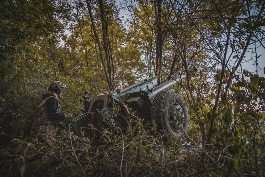 A soldier&nbsp;prepares a cannon to fire from&nbsp;an artillery position&nbsp;in the Sumy region of Ukraine.&nbsp;