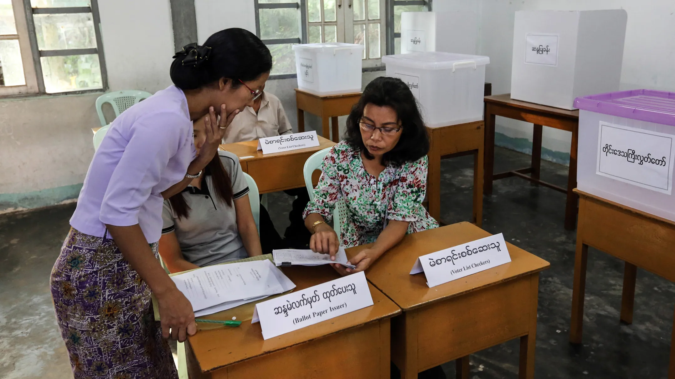 Election officials discuss protocol inside a polling station in Yangon, Myanmar, on Saturday, Nov. 7, 2015. Myanmar's campaign has ended and voters head to the polls Nov. 8 for the nation's most important election since 1990, when military rulers refused to hand power to the victors. Photographer: Dario Pignatelli/Bloomberg
