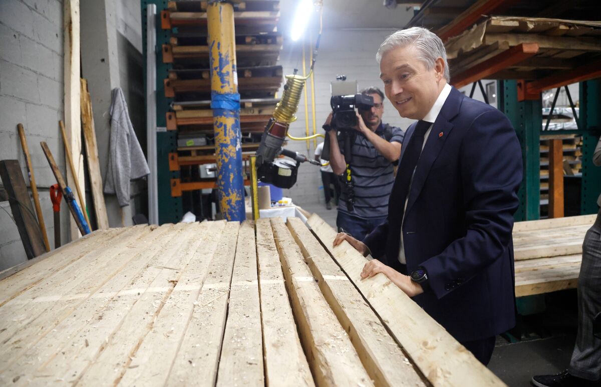 bloomberg.com - Erik Hertzberg - Canada Can Weather Latest US Tariffs, Economists Tell Carney's Finance Chief