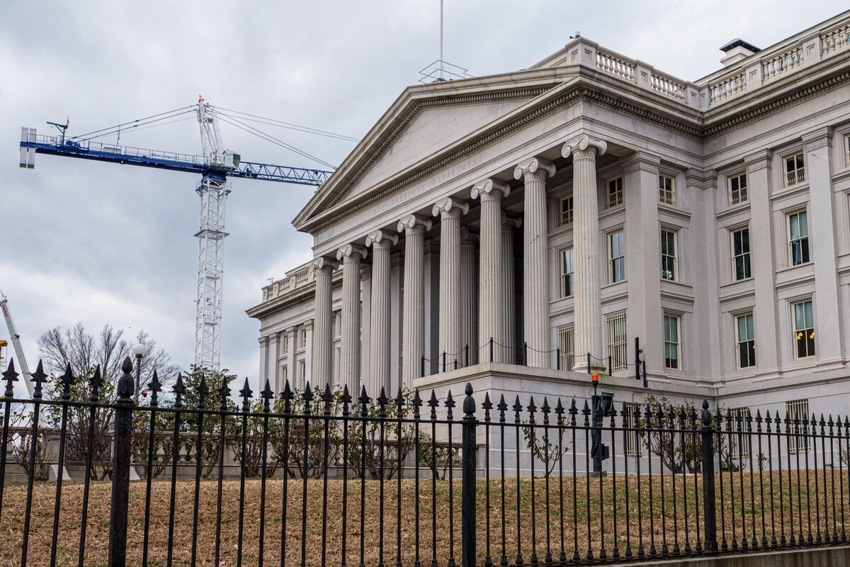 bloomberg.com - Edward Bolingbroke - Crowded Hedge Fund Treasuries Trade Faces Risk of Rapid Unwind