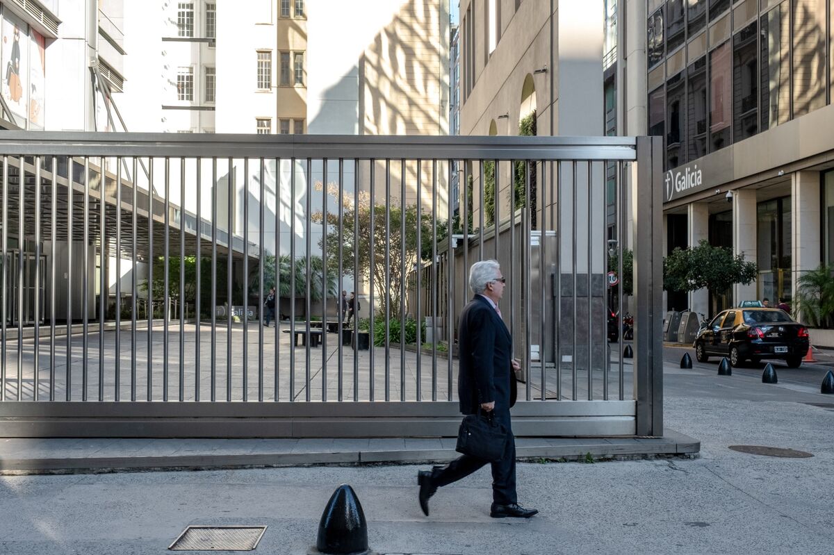 Milei’s Foreign-Exchange Shakeup Has Brokers Moving Into Banking