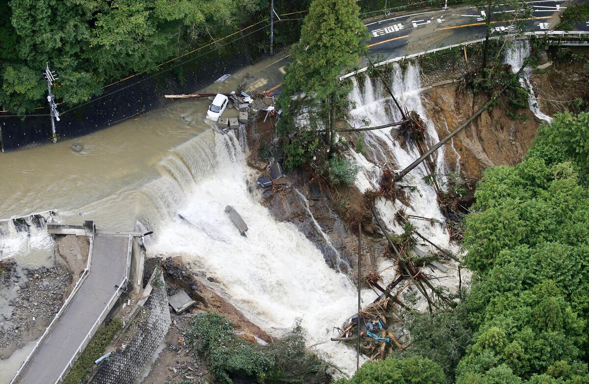 Typhoon Lan Sweeps Across Japan; 2 Reported Dead - Bloomberg