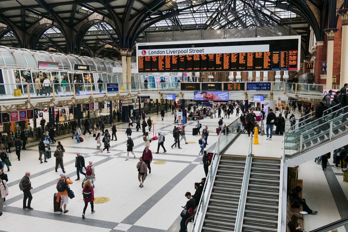 bloomberg.com - Tom Rees - AI Wrongly Blamed for Britain's Job Losses, Analysis Suggests