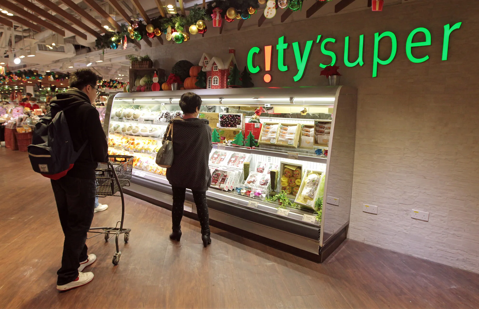 Customers shop at&nbsp;City'super in Harbour City.&nbsp;