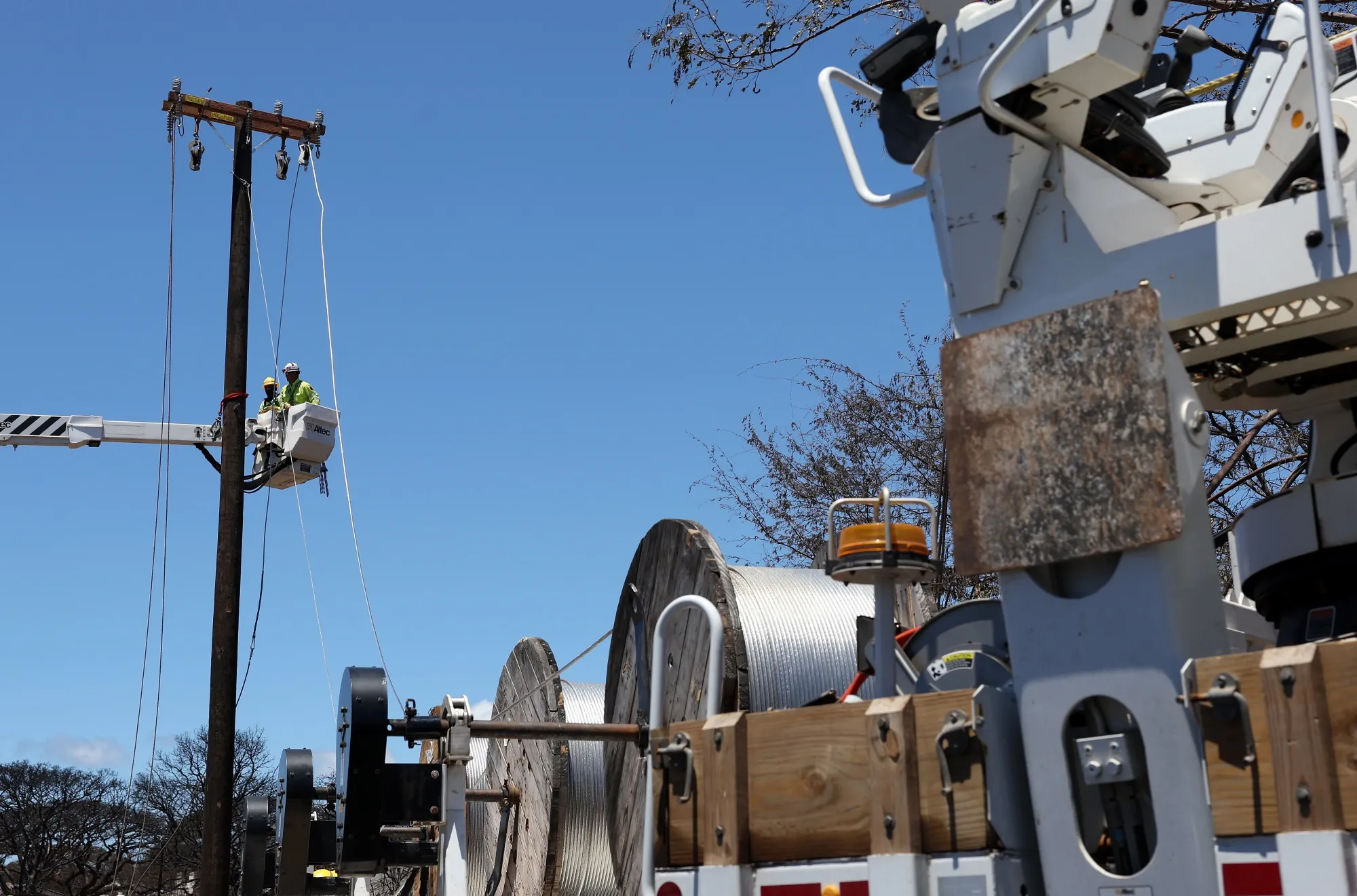 Hawaii Electric workers repair&nbsp;electrical lines on August 17 in Lahaina, Hawaii.&nbsp;