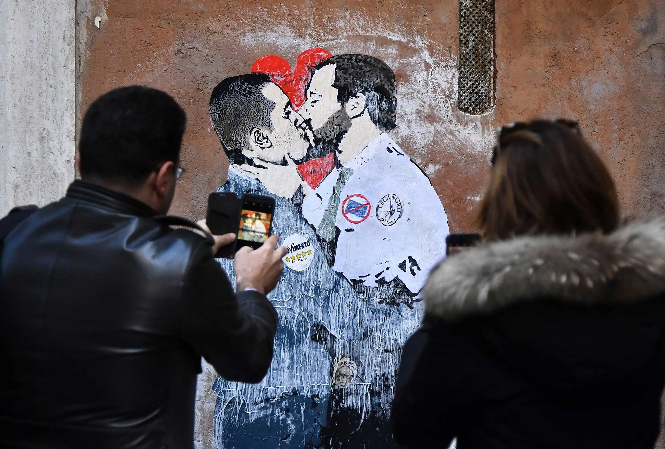 A mural in Rome of Di Maio and Salvini.