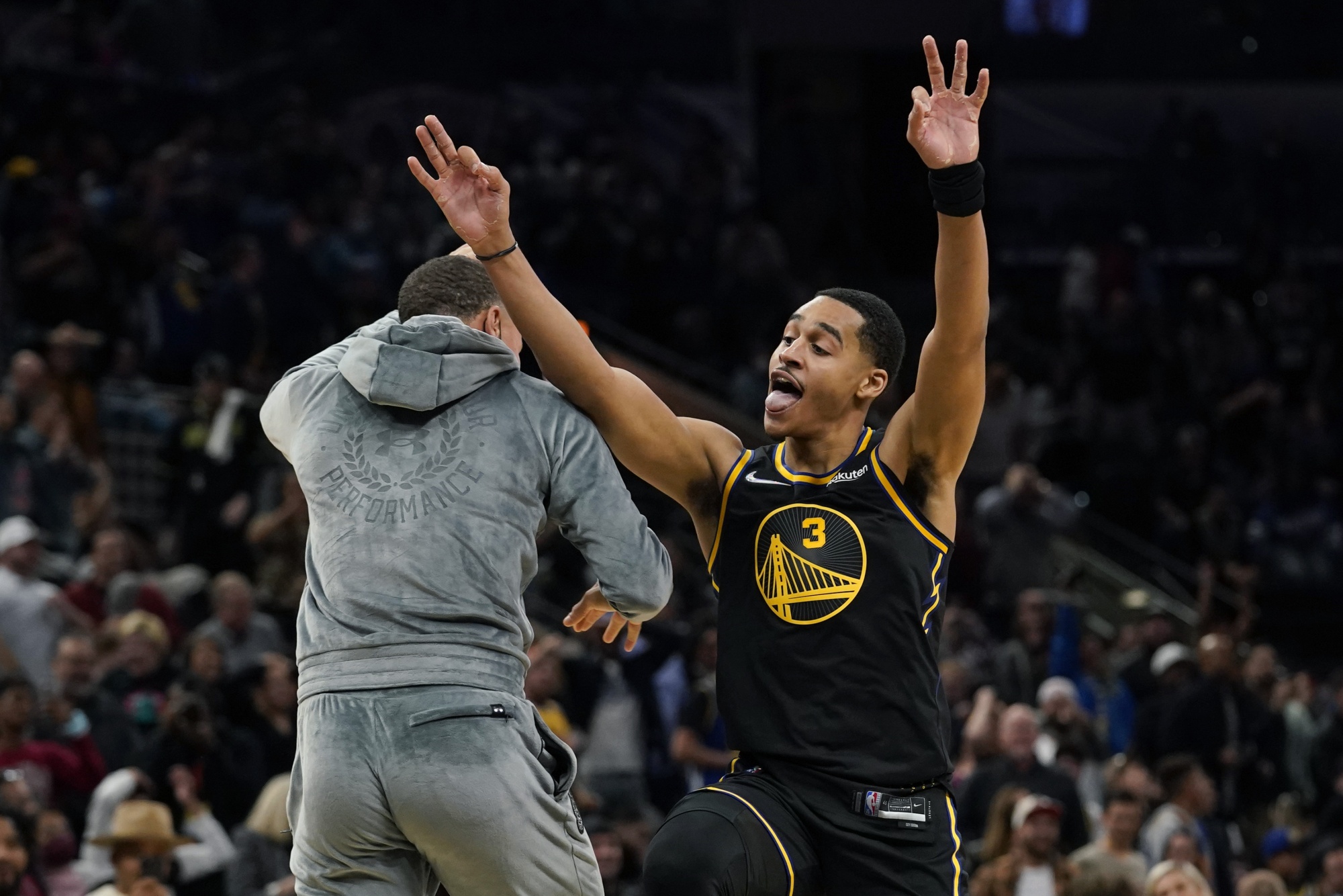 Dejounte Murray gives Warriors' Draymond Green his signed Spurs
