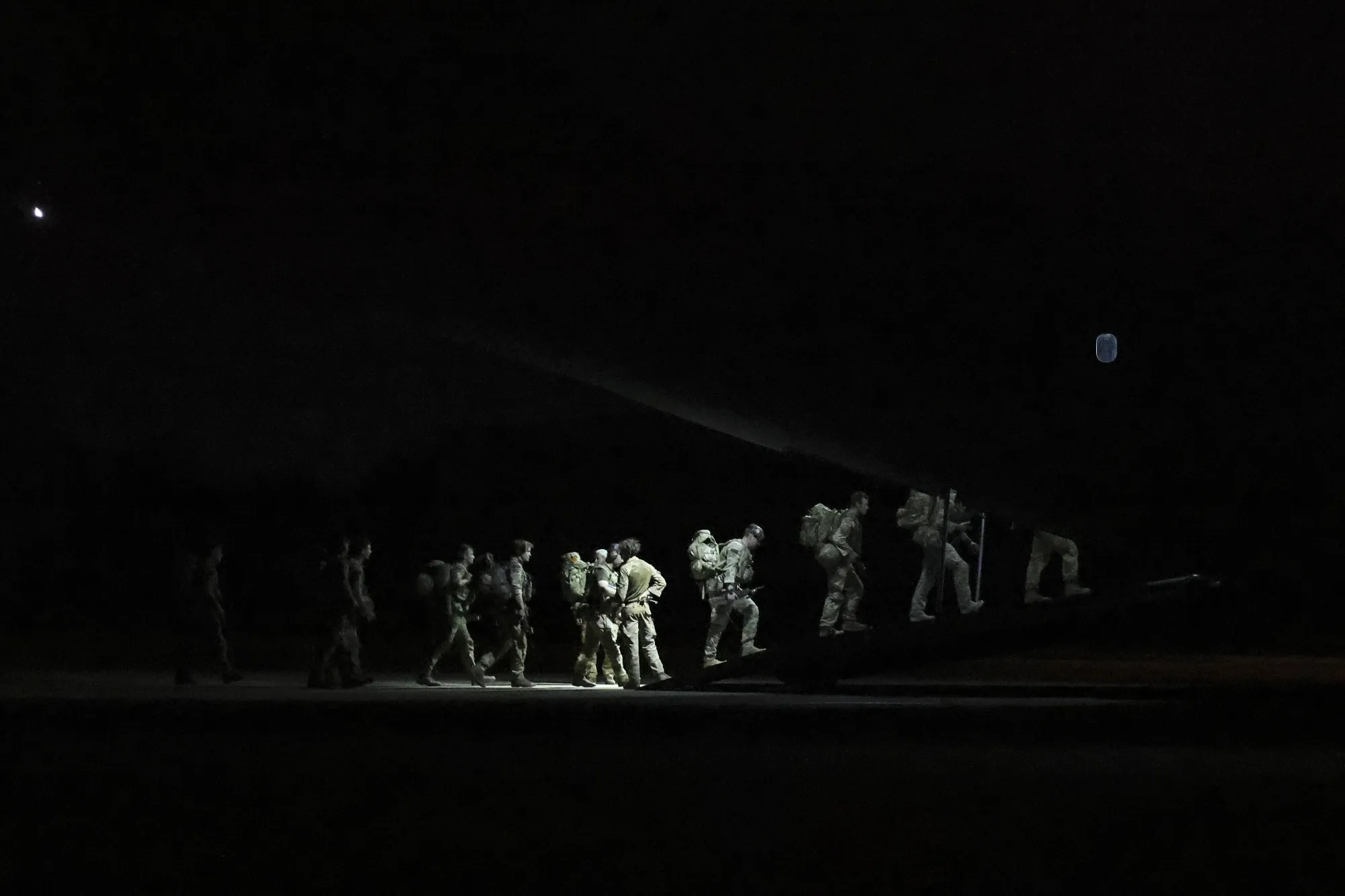 British military personnel board&nbsp;an RAF aircraft&nbsp;in Omdurman, Sudan.&nbsp;