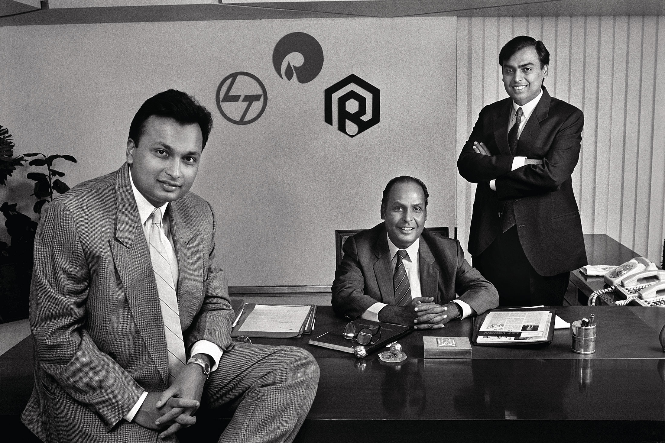 Anil (left) and Mukesh&nbsp;(right) flank their father, Dhirubhai Ambani, in 1986.