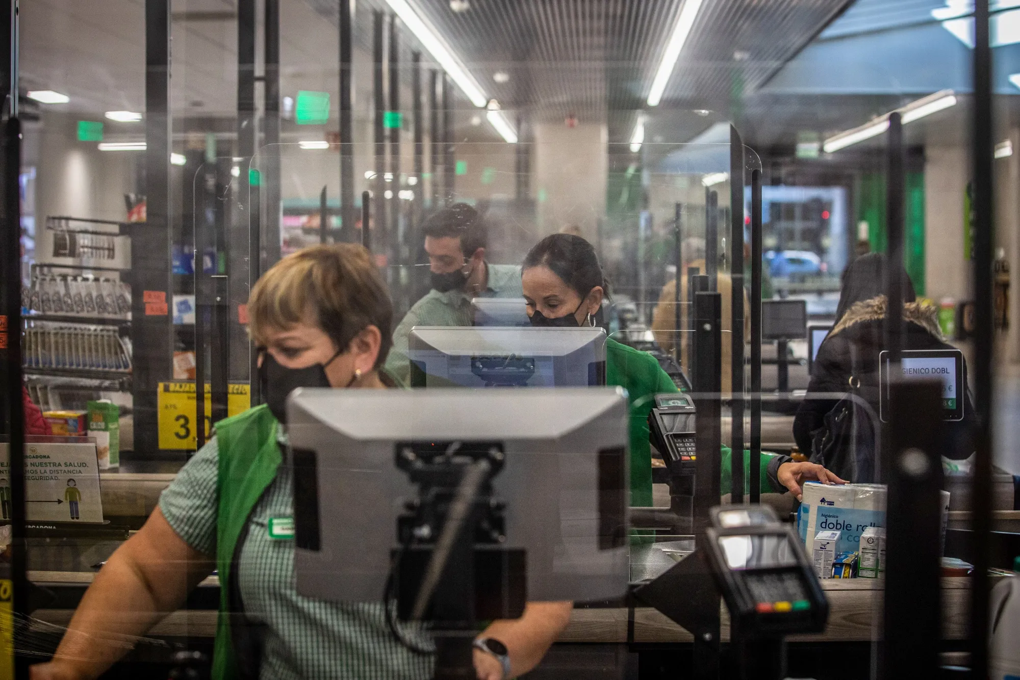 EU Expects Eurozone Inflation Below ECB Target, 97% Debt Levels in 2023 -  Bloomberg