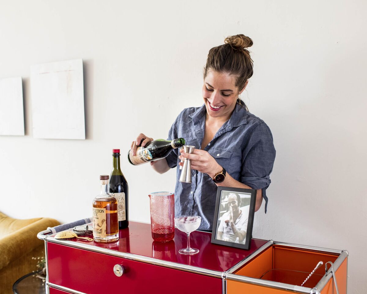 How One of New York’s Best Bartenders Makes A Manhattan at Home Bloomberg