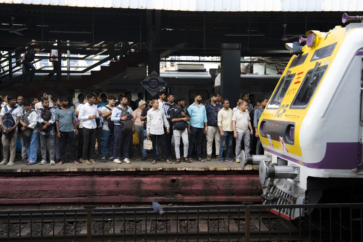 India’s Economic Activity Stays Subdued as Manufacturing Weakens