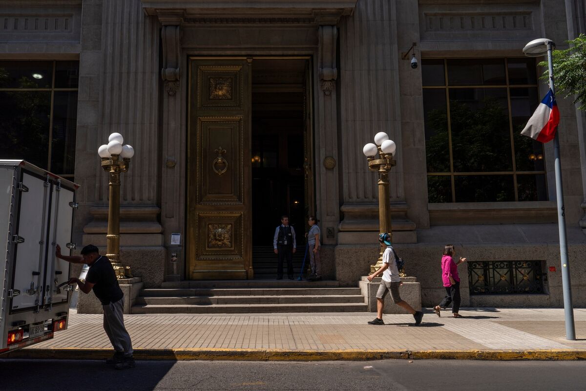 Chile Central Bank Holds Key Rate at 4.5% as Fuel Price Shock Appears Contained