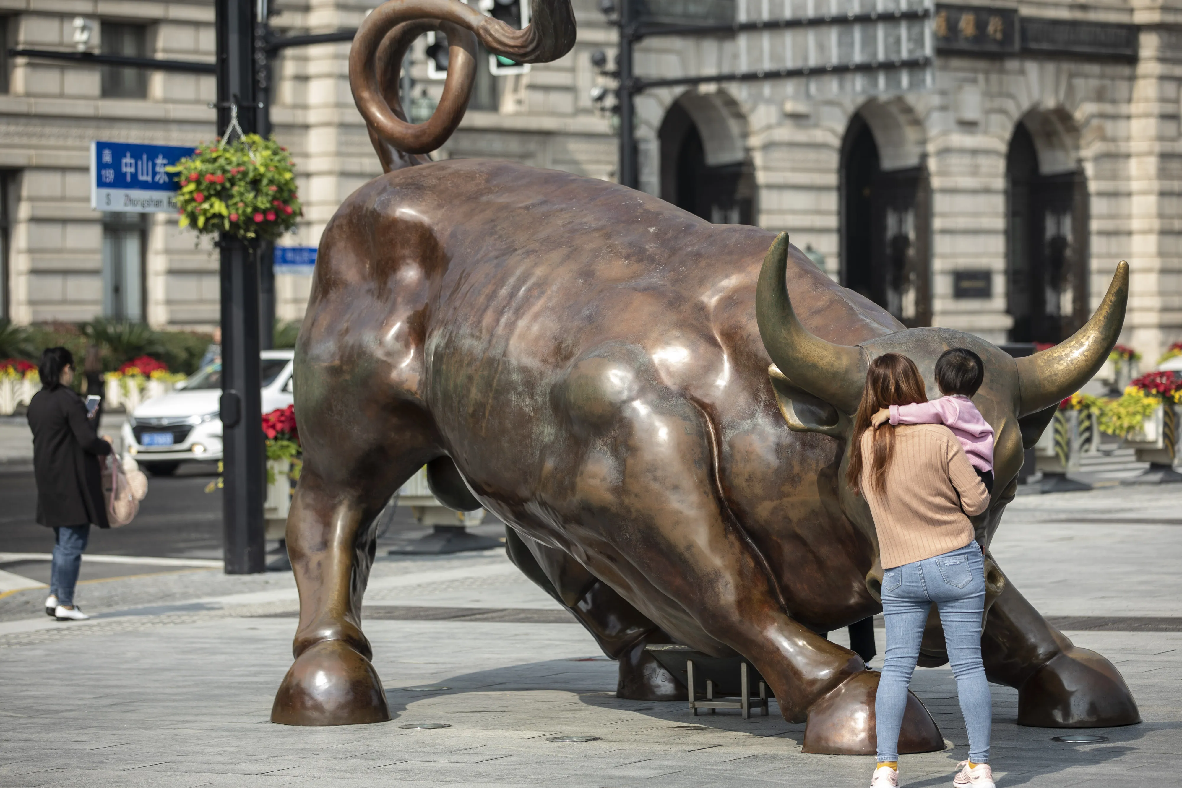 Chinese Stocks Continue Wild Ways as Financials Lead Rebound