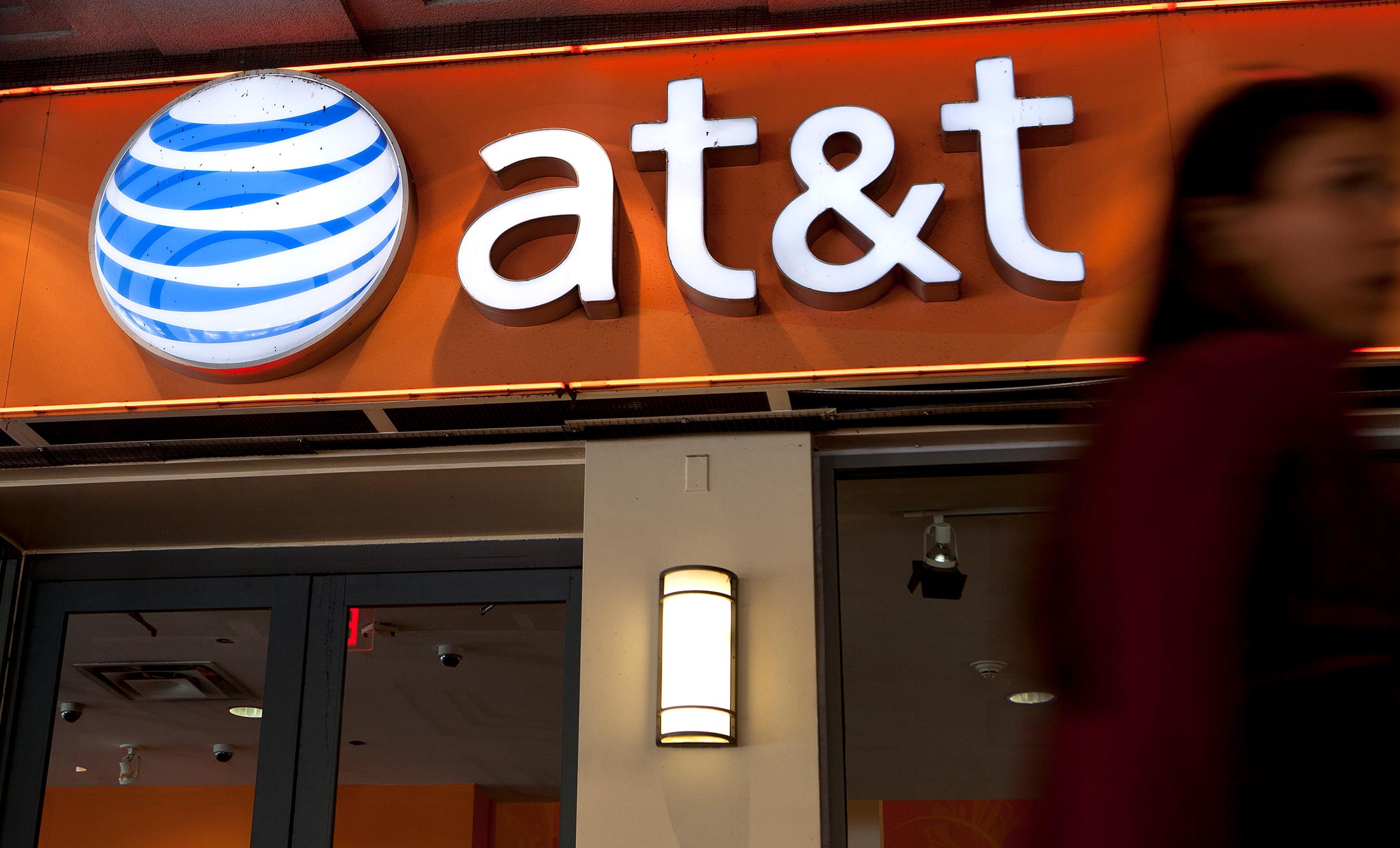 AT&T Has 120 Billion Reasons to View Time Warner Cautiously Bloomberg