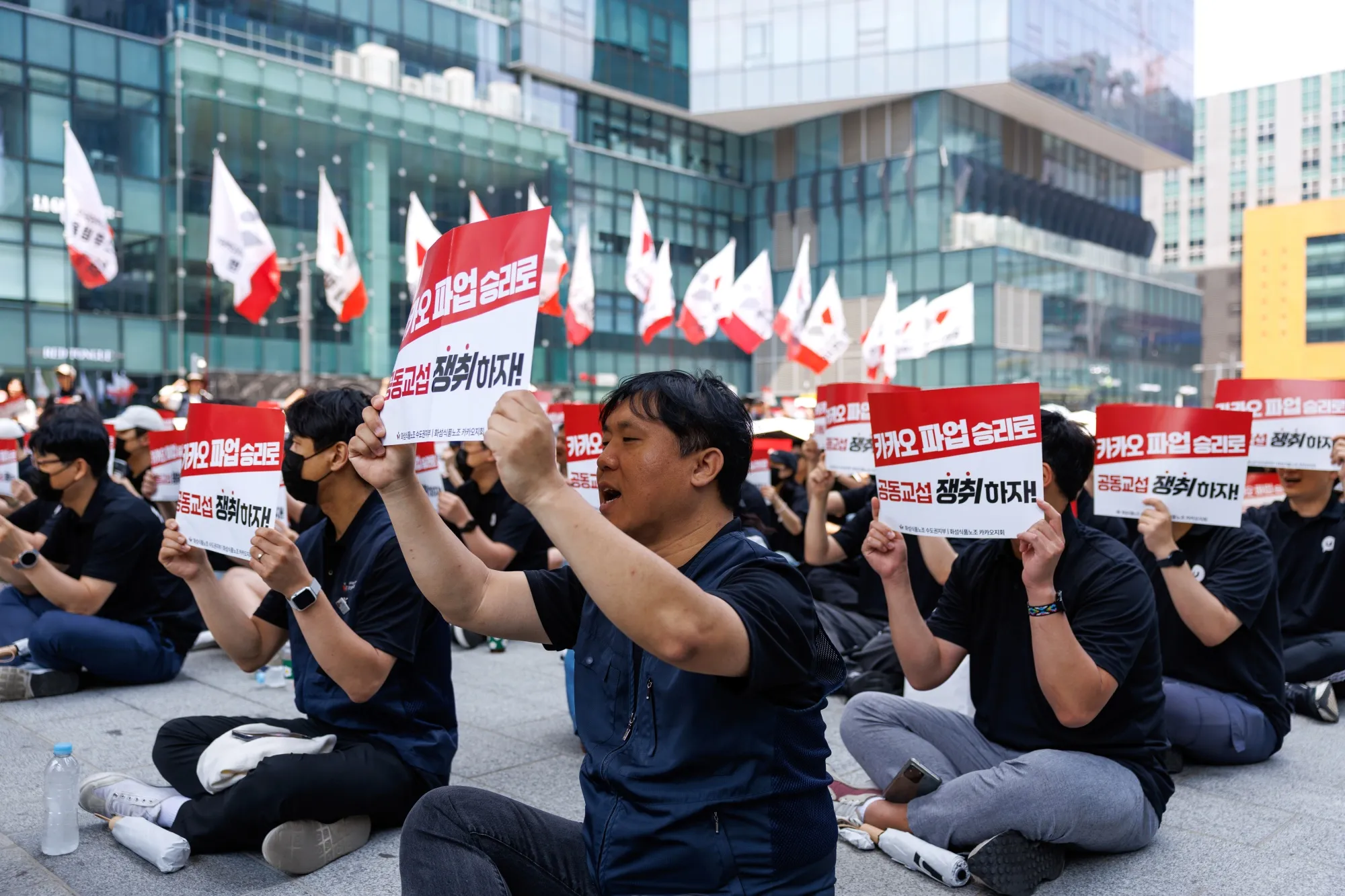 Samsung’s $400,000 bonus sparks labor protests across South Korea; unions at Samsung plan strikes for higher profit-sharing