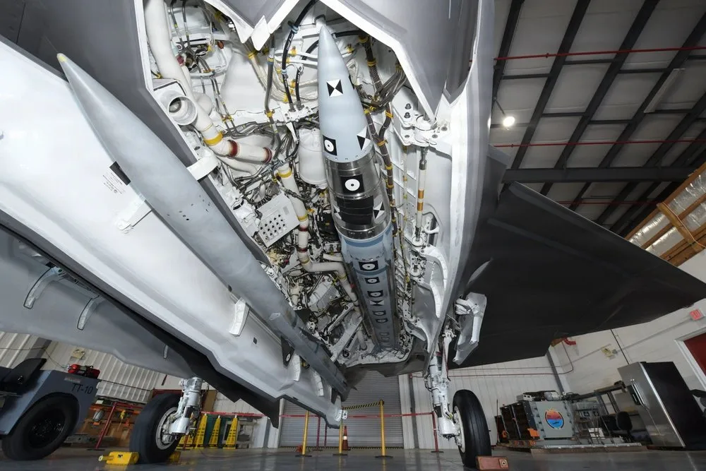 US Navy unveils AIM-424 Malice air-to-air missile with 465-km range; Raytheon-built weapon fits inside F-35 and F-22 stealth fighters