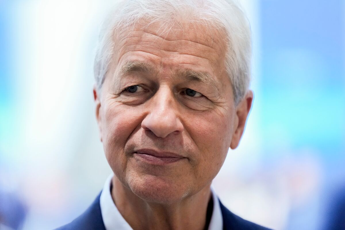 ブルームバーグのニュース記事「ダイモン氏とトランプ氏が対話再開－紆余曲折の関係に新たな展開」の画像
