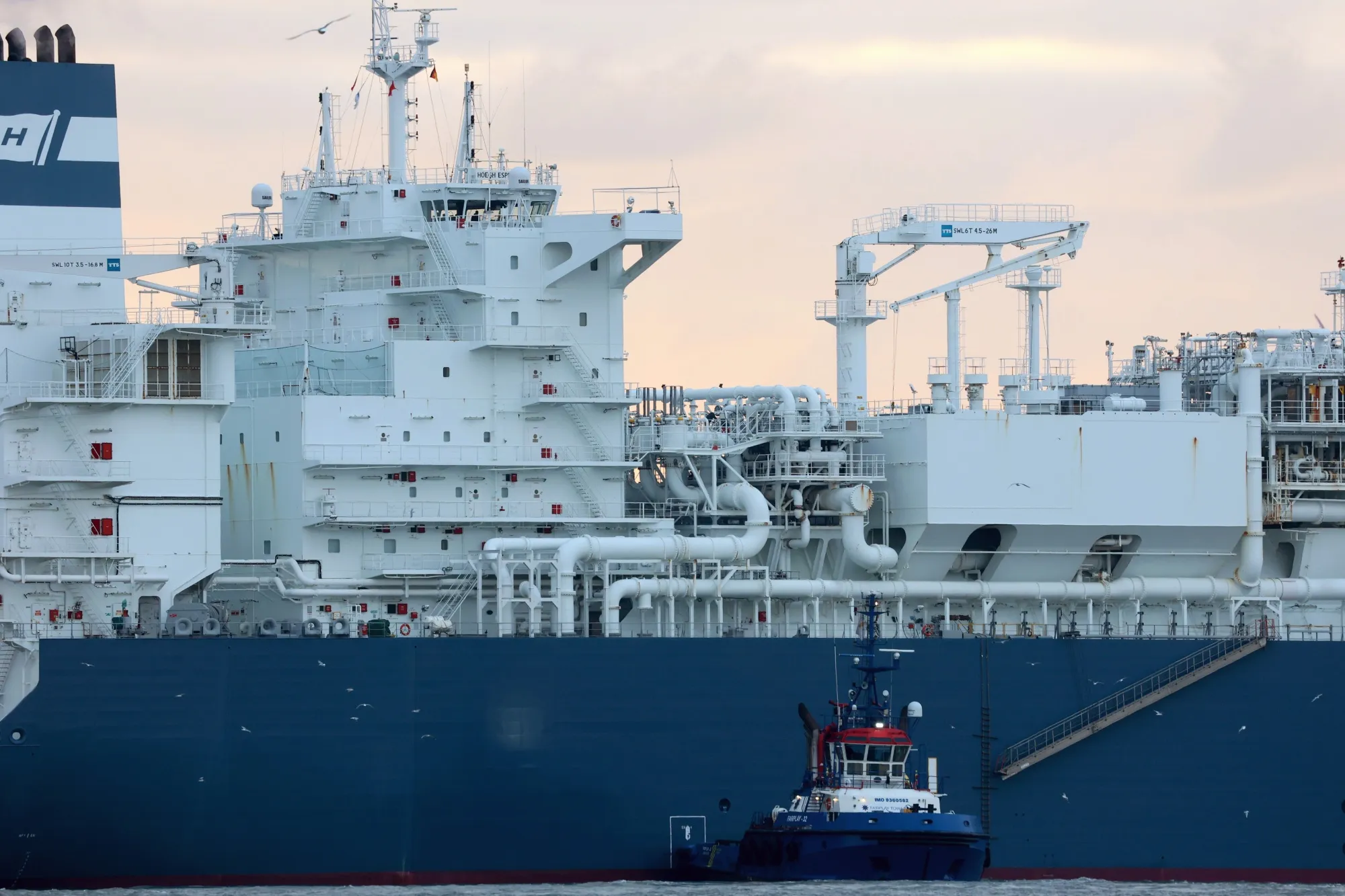 The Hoegh Esperanza LNG (FSRU) docking at the Wilhemshaven LNG Terminal in Wilhelmshaven, Germany, on, Dec. 15.
