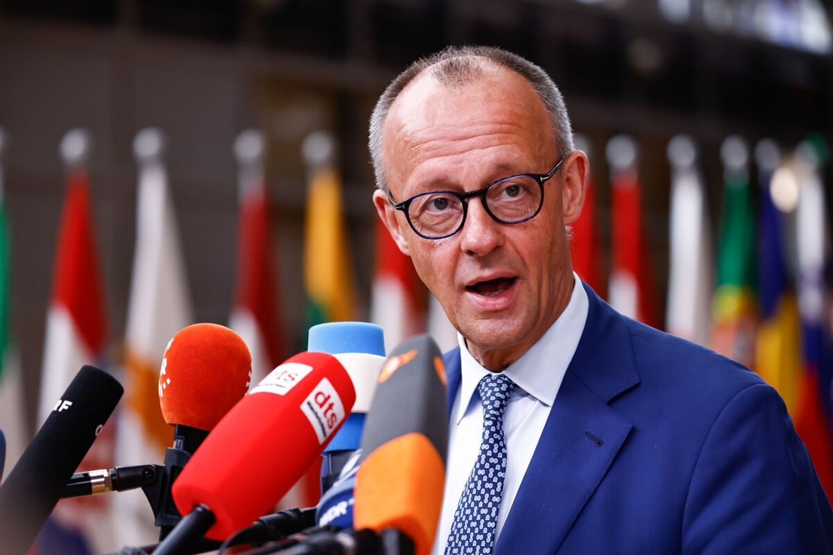 Merz Urges EU to Lift Combustion Engine Ban as Industry Declines
