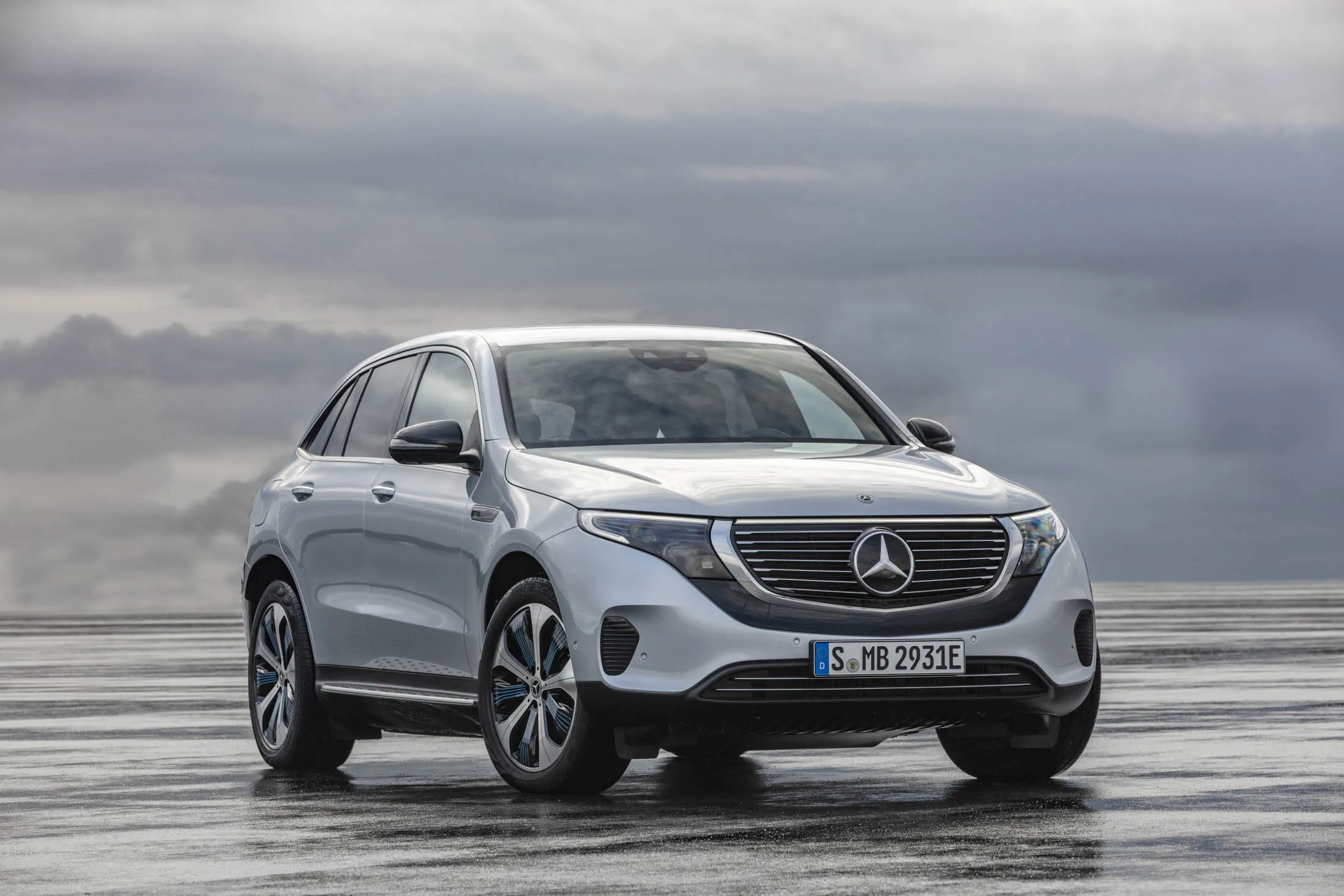 Mercedes-Benz EQ 400 SUV: Pictures, Specs - Bloomberg