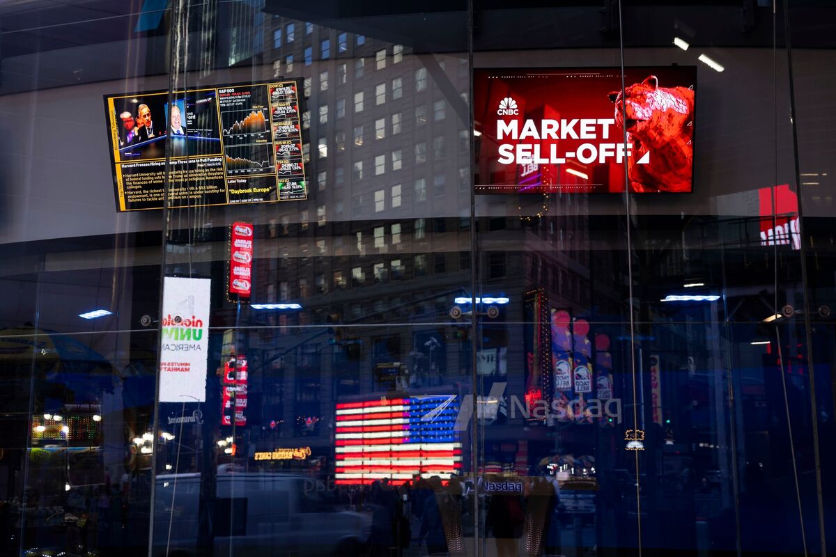 Flight From Risk in US Stock Market Proves Painful for Tech Giants -  Bloomberg