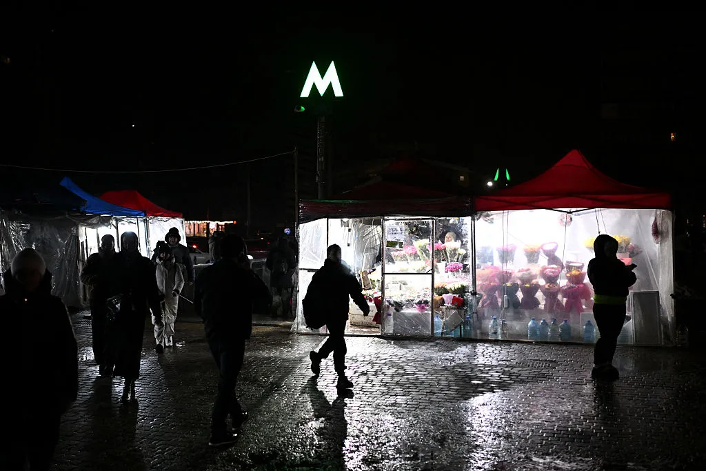 停電の中、発電機を利用して営業するキーウの露天（1月28日）