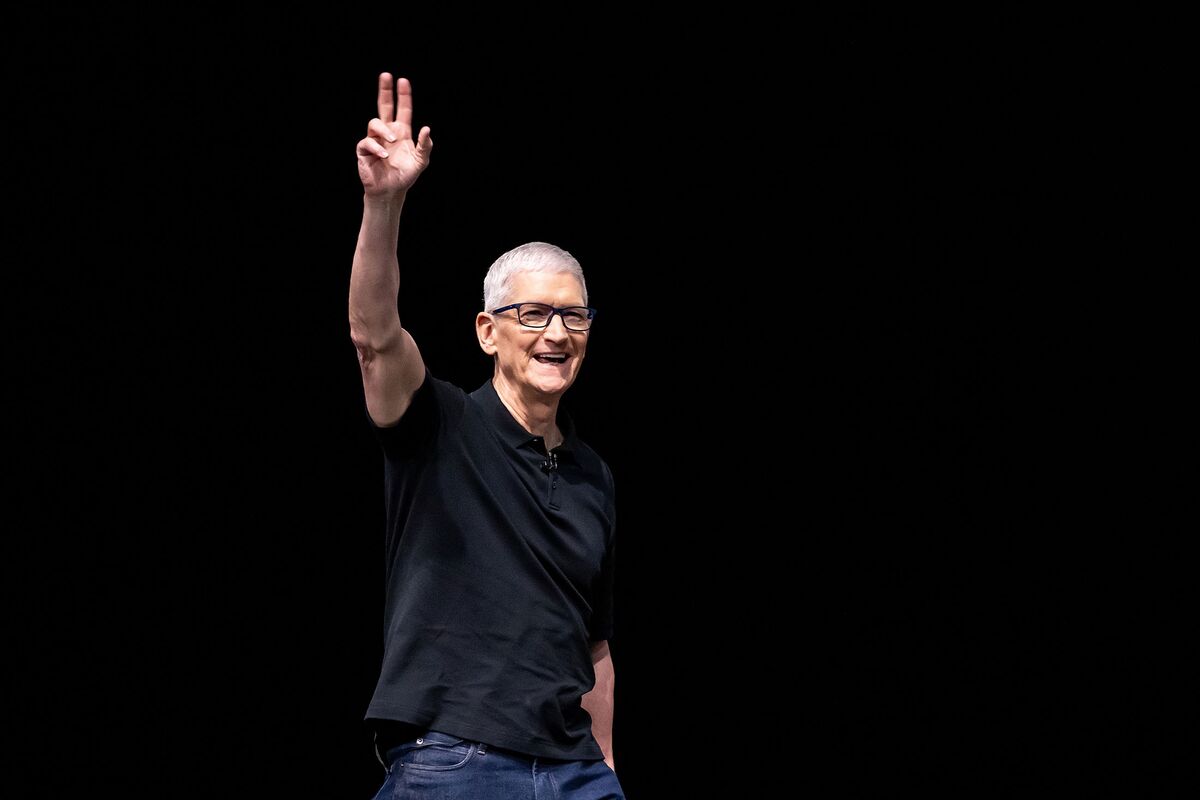 Flattery Paid Off for Apple When Cook Went to the White House