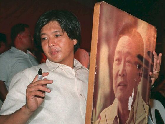 Facebook Users Rewrite Marcos History in Race to Succeed Duterte