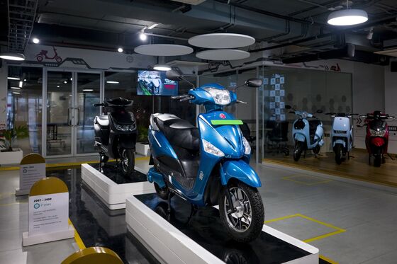 Record Fuel Costs Convince Scooter-Loving Indians to Go Electric