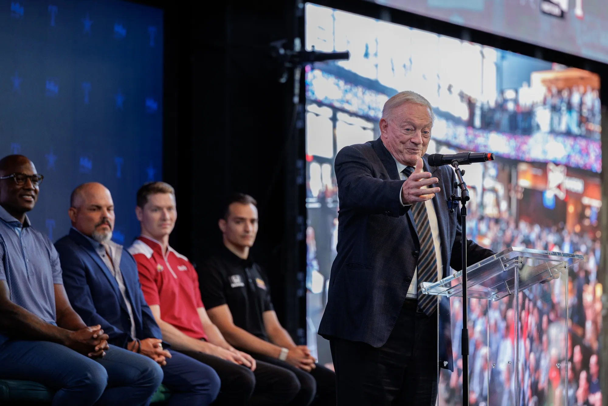 Jerry Jones Talks About Risk as He Savors 9,000% Return on Dallas Cowboys  Bet - Bloomberg