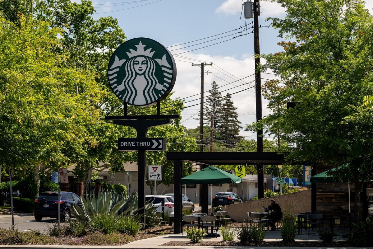 🟪"Starbucks e Salute: L'Impegno del CEO Brian Niccol per Allineare il Menu alle Politiche di Robert F. Kennedy Jr."