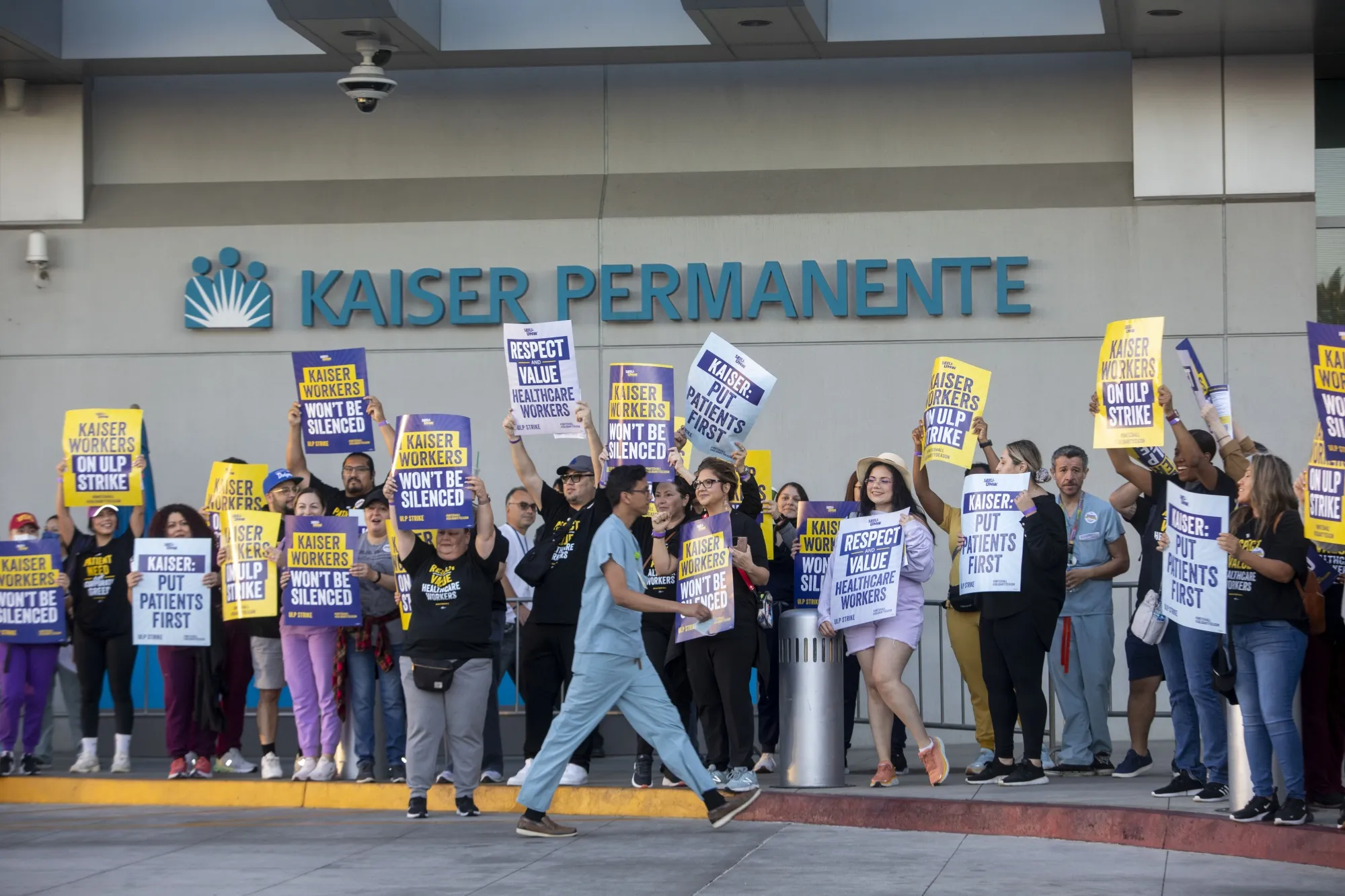 A picket line outside Kaiser Permanente Los Angeles Medical Center in Los Angeles, California, US, on Oct. 4.
