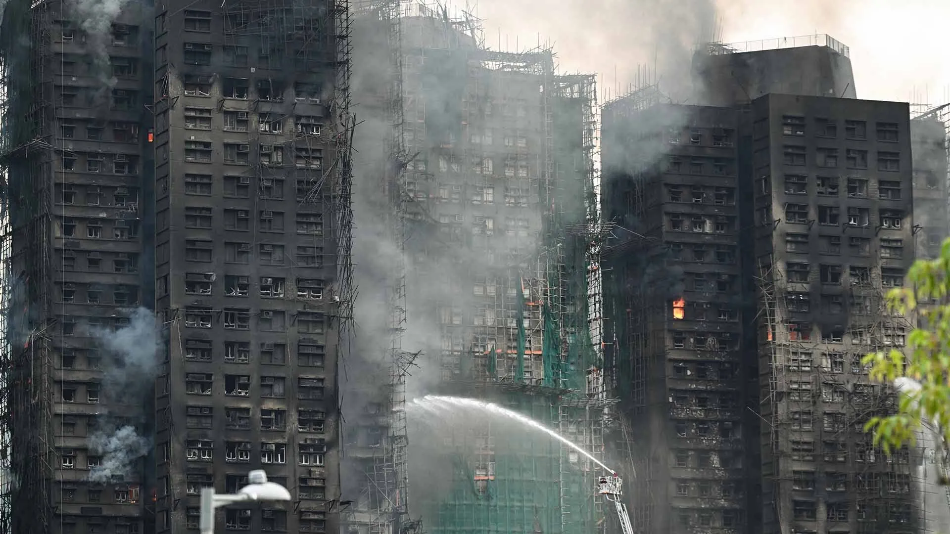Watch Rescue Efforts Continue After Hong Kong Fire - Bloomberg