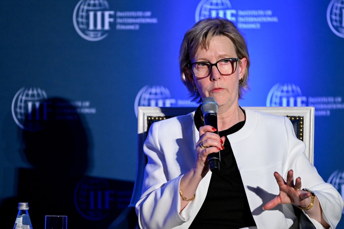 bloomberg.com - Suzanne Lynch - EU Banking Chief Rebuffs CEO Calls to Split Banking Package