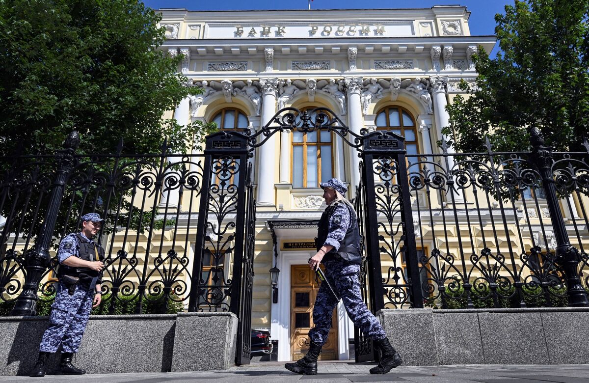 Russians Hoard Record $500 Billion in Banks Lured by High Rates