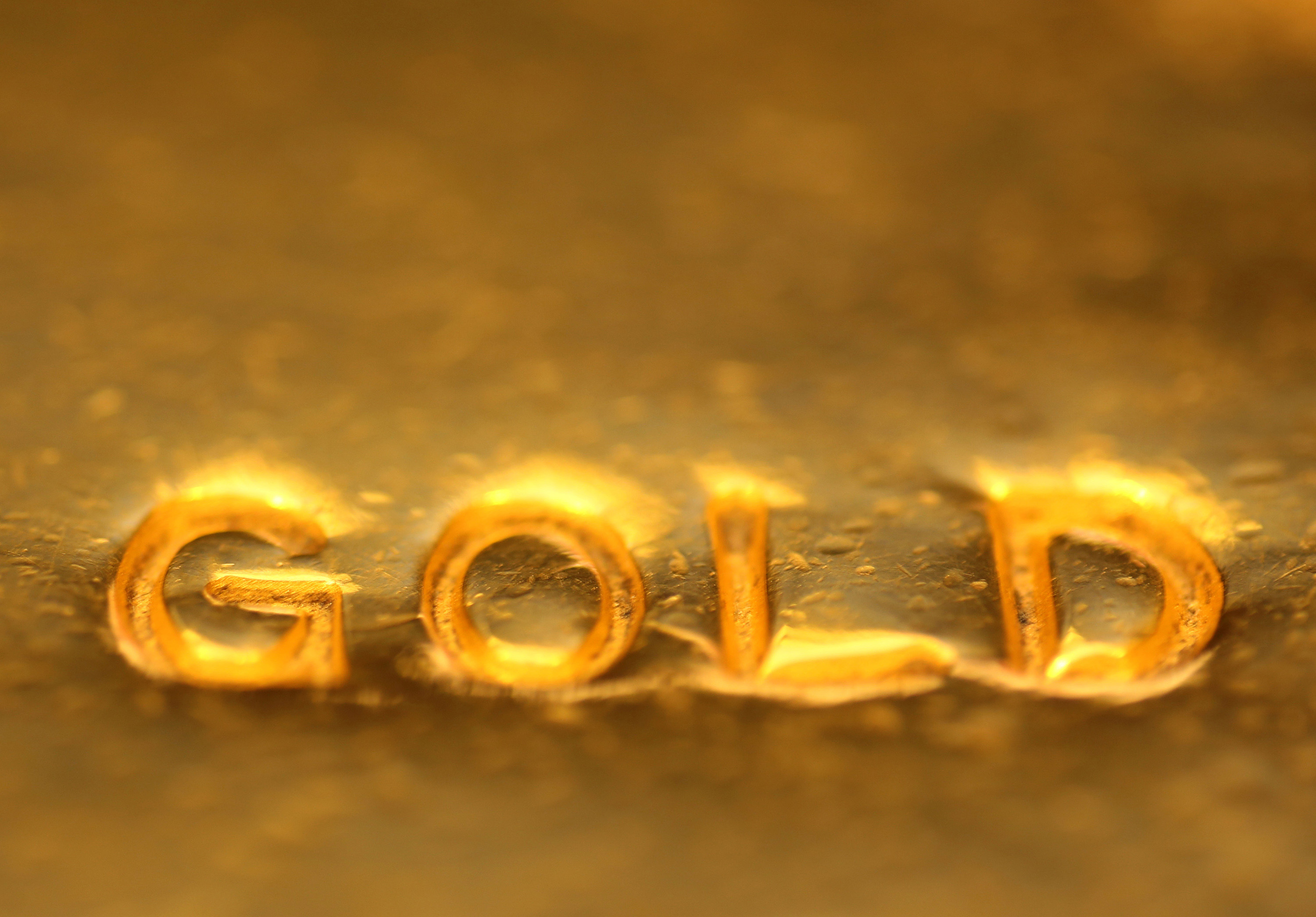 Feel i gold. Золотая надпись. Gold надпись. Логотип золото. Слово золото в живописи.