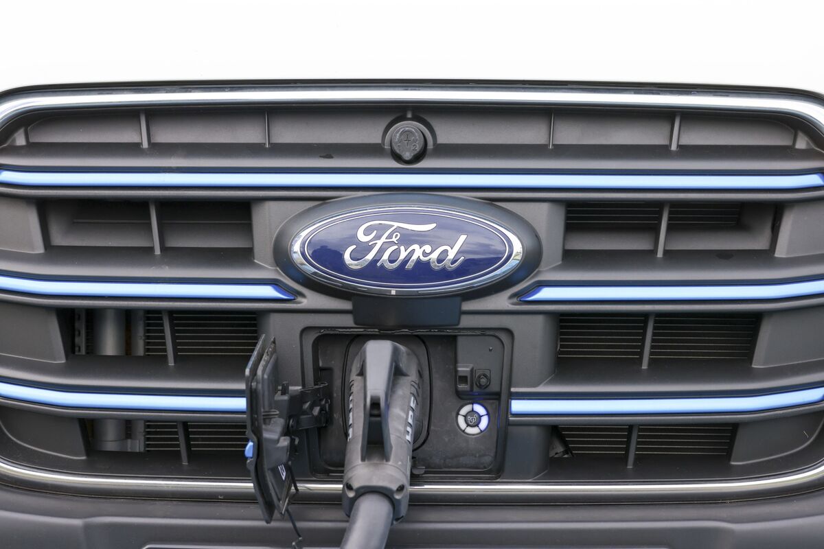 
                            Ford Teams Up With Renault on Producing Affordable EVs in Europe