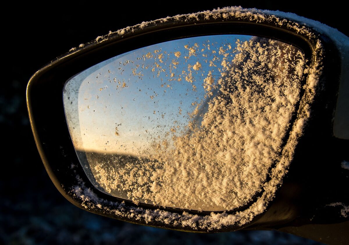 The Bank of England Should Avert Its Gaze From the Rear-View Mirror