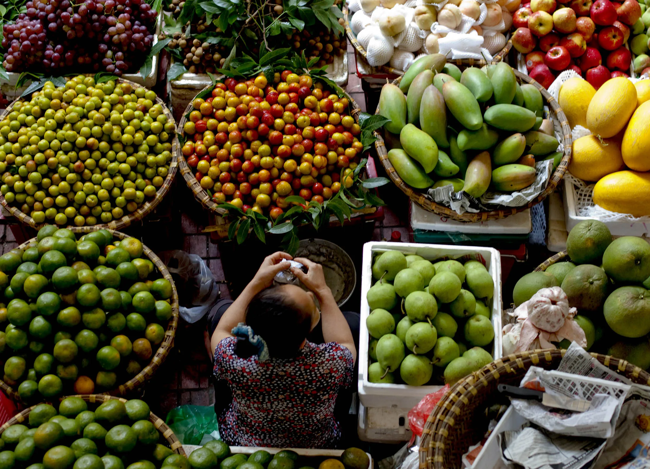Customers shop at the Cho Hom market in Hanoi, Vietnam on Thursday, July 28th, 2011. The market sells produce, clothing and household goods. Photo by Justin Mott/Bloomberg News Service =======================Joint-Stock Commercial Bank for Foreign Trade of Vietnam, or Vietcombank, the country's biggest listed bank by market value.
