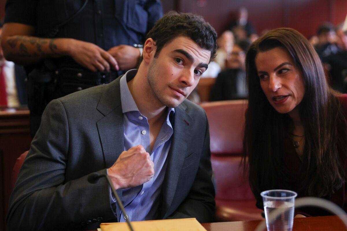 
                            Mangione Concealed a Gun Magazine in Underwear in His Backpack