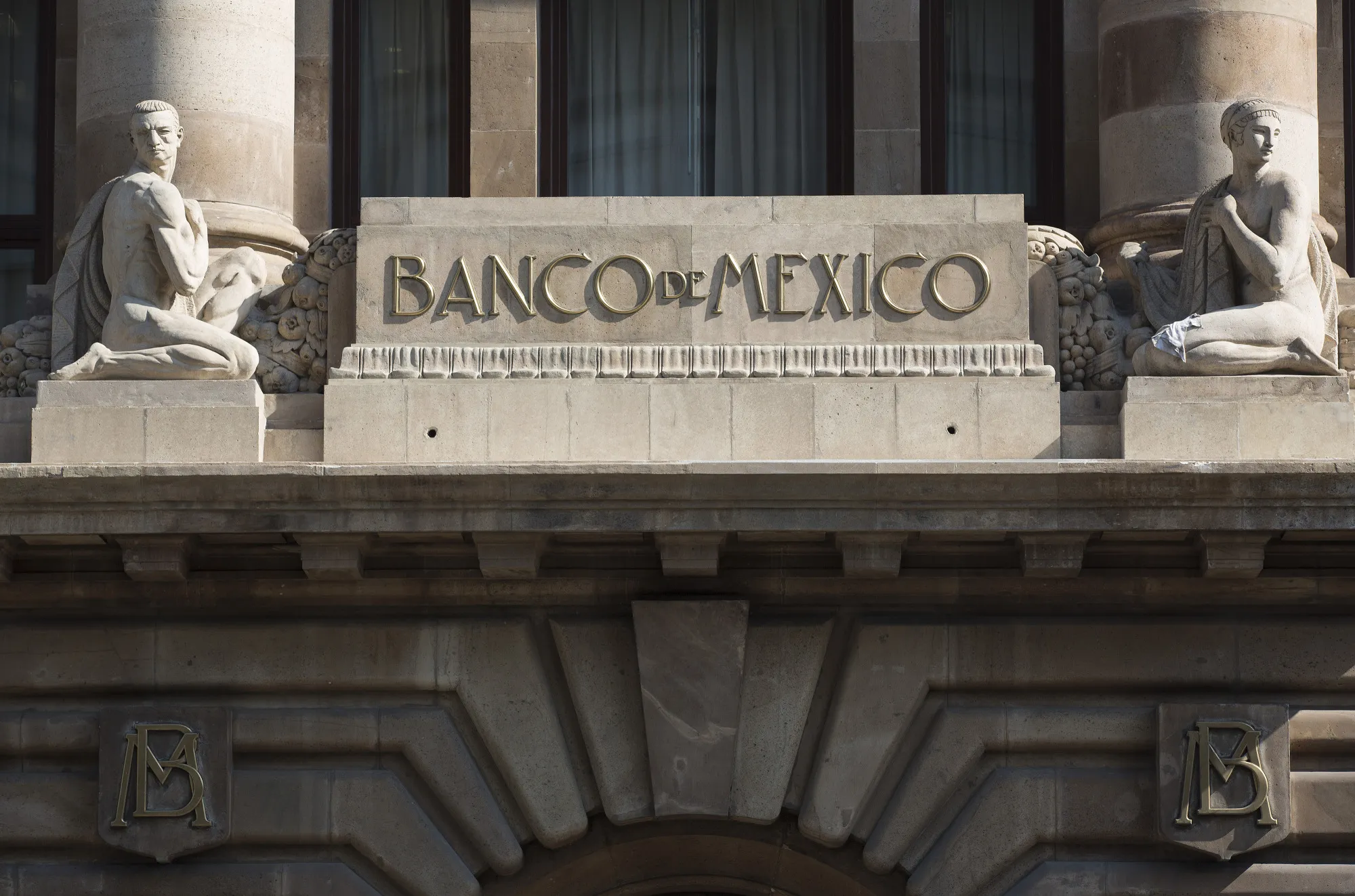 Signage is displayed on the exterior of Mexico's central bank, the Banco de Mexico, in Mexico City, Mexico, on Tuesday, March 15, 2016. Mexico is scheduled to announce a decision on changing its overnight lending rate on March 18.