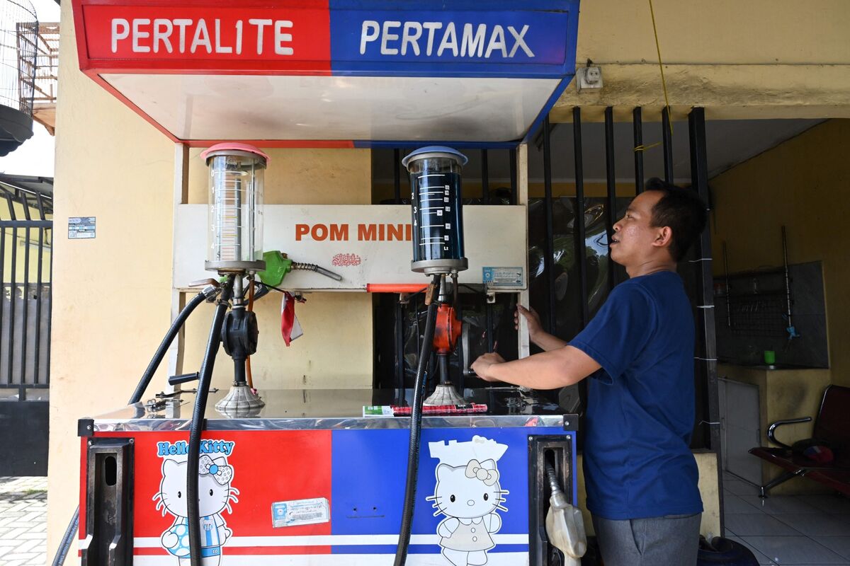 More Interest Rate Hikes Seen in Indonesia as Fuel Price Increase Looms ...
