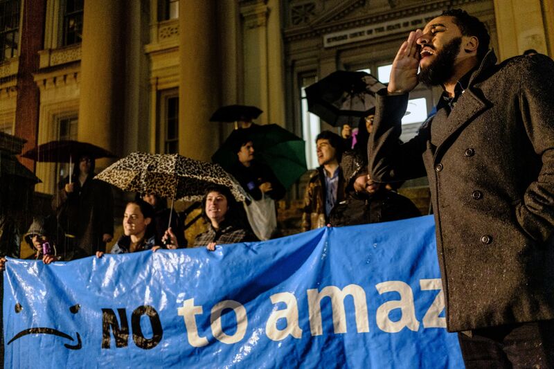Manifestantes asisten a protesta contra Amazon en la sede planificada de la empresa