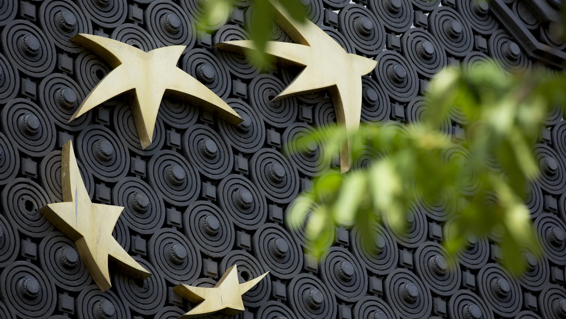 A logo sits on metalwork outside the headquarters of BNP Paribas SA in Paris, France, on Tuesday, Aug. 4, 2015. BNP Paribas pledged to deepen cuts at its investment bank even as higher trading revenue helped bolster second-quarter profit.

