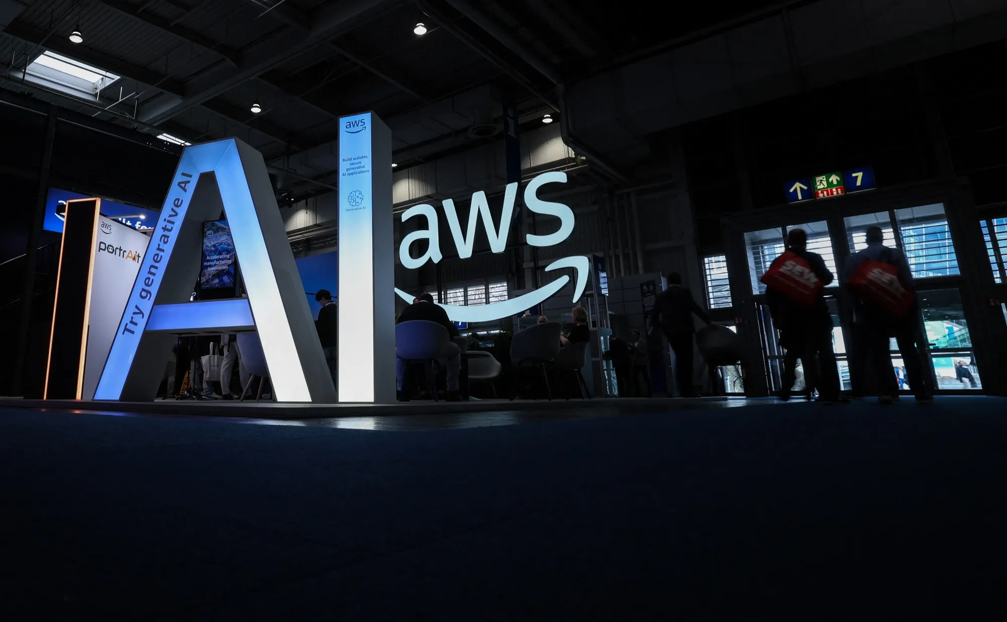 Phố Wall dự đoán Amazon sẽ báo cáo doanh thu AWS tăng 21% so với cùng kỳ năm ngoái trong quý IV.