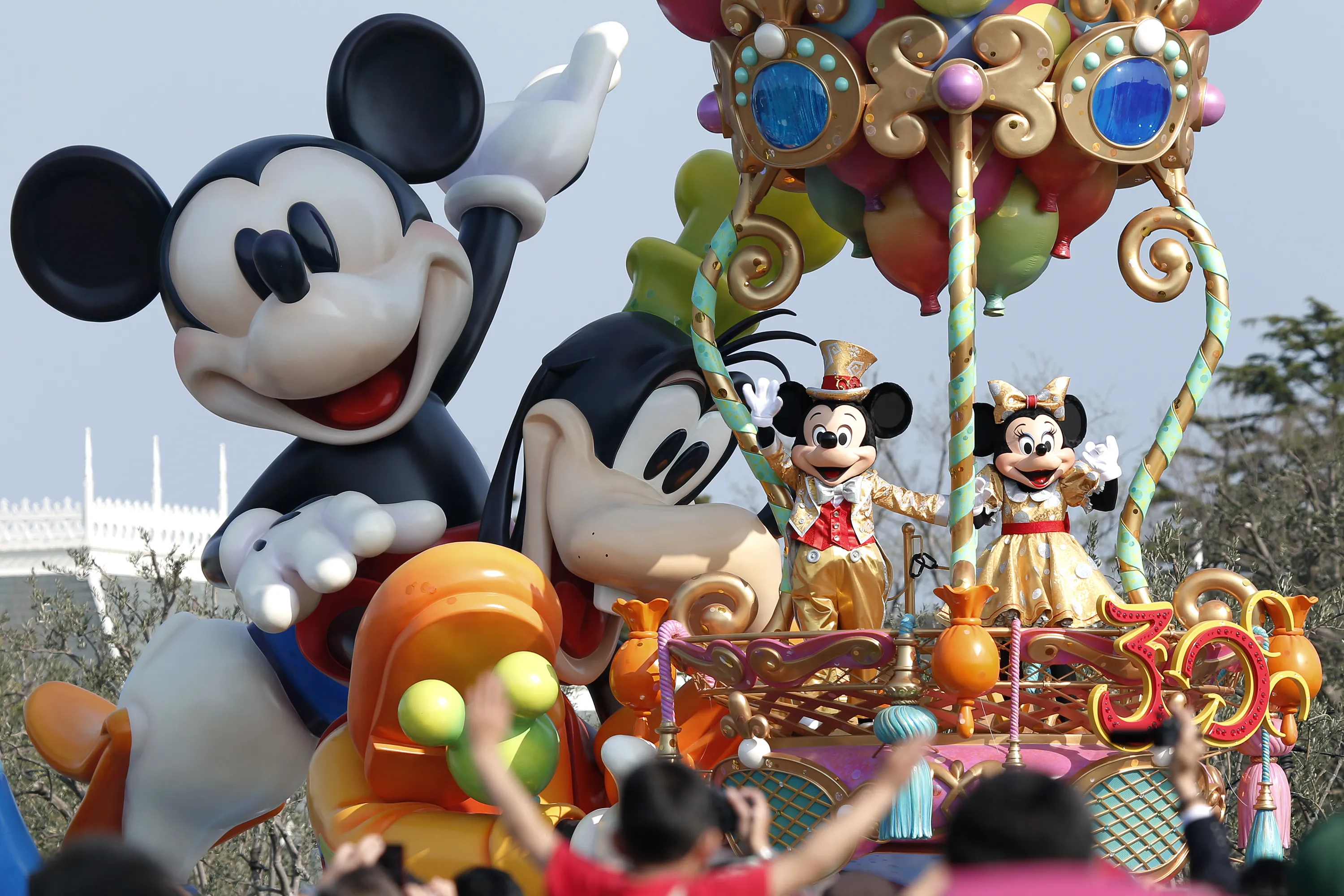 オリランド株失速、ディズニー35周年で入園者最多もバイト賞与に懸念